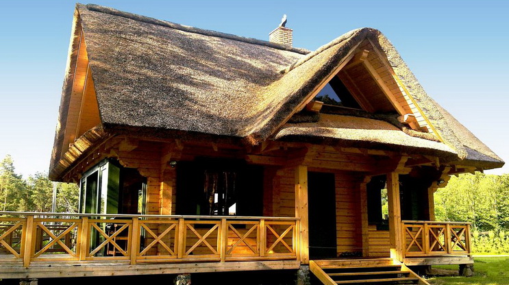 Atiss - nízkoenergetické dřevěné domy, hrázděné domy, přírodní včelí produkty, rákosové střechy, celoskleněné dveře